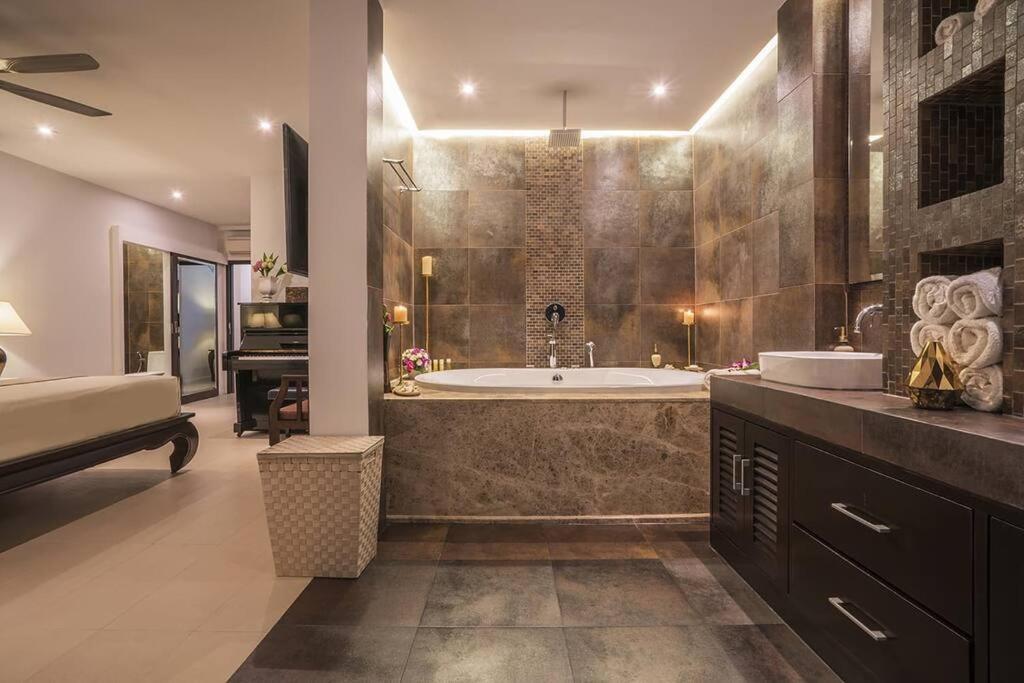 Villa Nirvana - Beachfront Tropical Chic 4Br Haven In Cape Panwa, Phuket บ้านมะขาม ภายนอก รูปภาพ