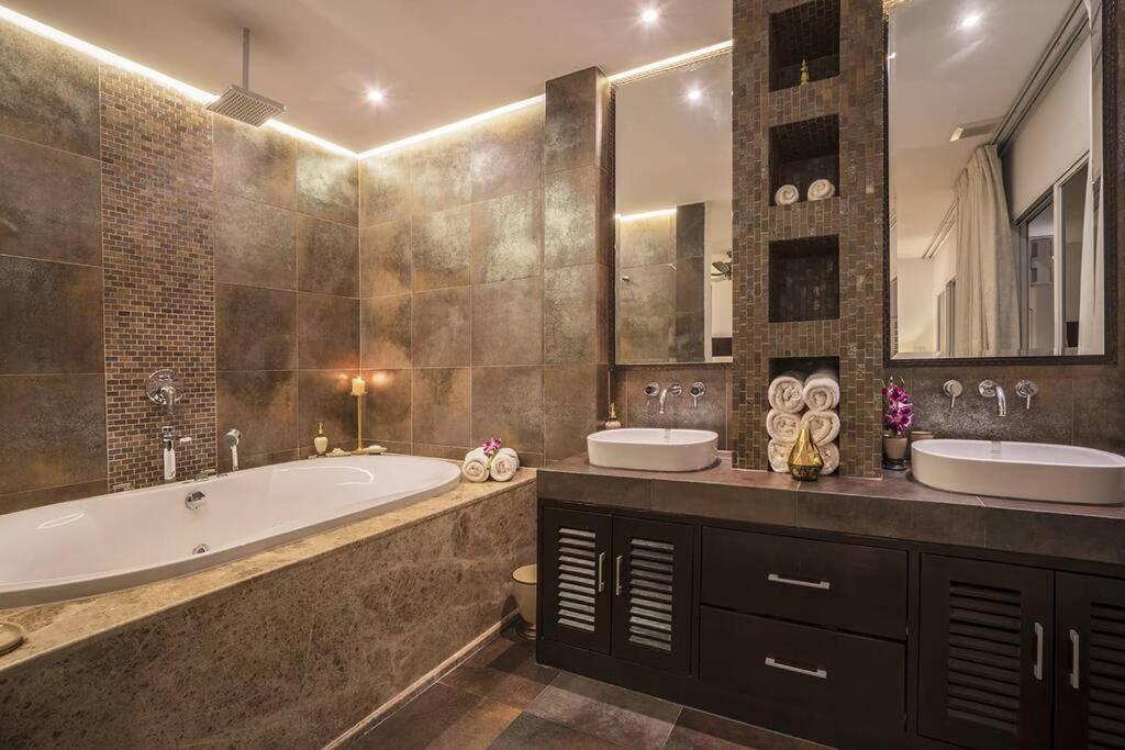 Villa Nirvana - Beachfront Tropical Chic 4Br Haven In Cape Panwa, Phuket บ้านมะขาม ภายนอก รูปภาพ